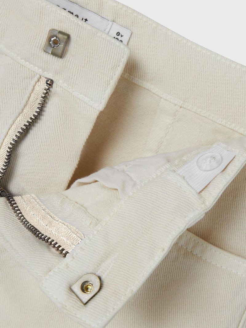 13231446_WhiteSwan_005